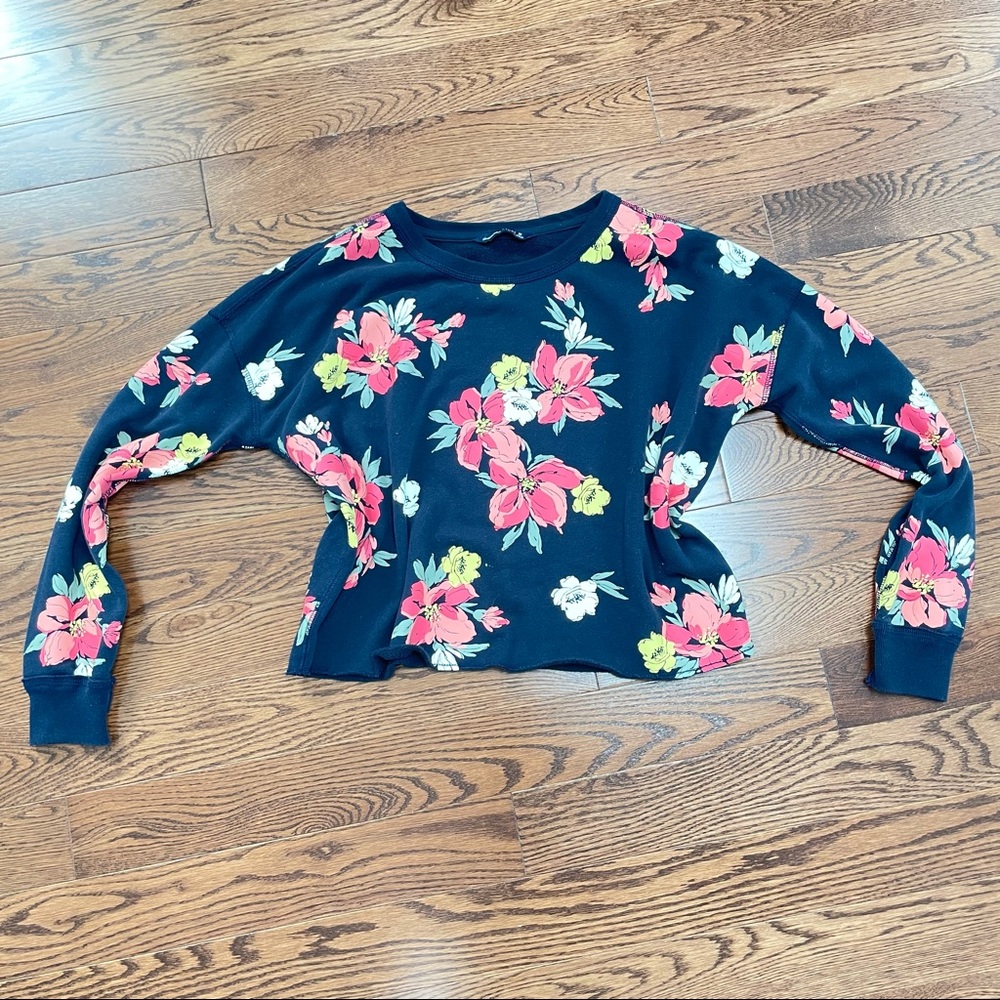 Sweat shirt cropped with full sleeves and cuffs.